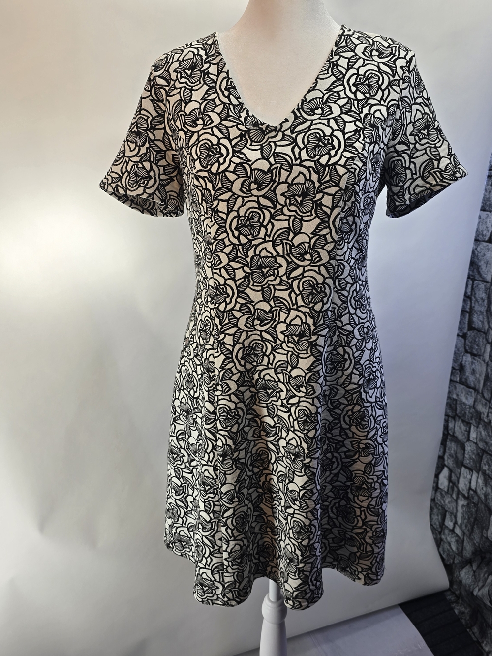 Chico's Black and White Floral V-Neck Midi Dress. Size 4, Small